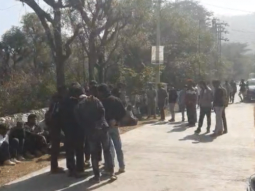 घटना के बाद मौके पर लोगों की भीड़ जमा हो गई थी।