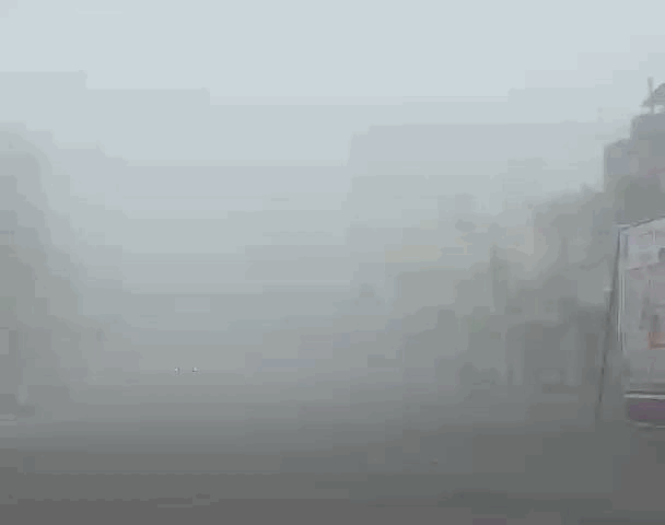 मुख्य बाजारों में भी कोहरे का असर।