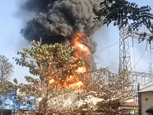 सब स्टेशन से उठती लपटें दूर-दूर तक दिखाई दी।