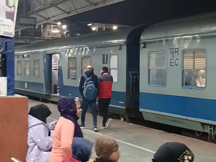 ट्रेन के इंतजार में यात्री।