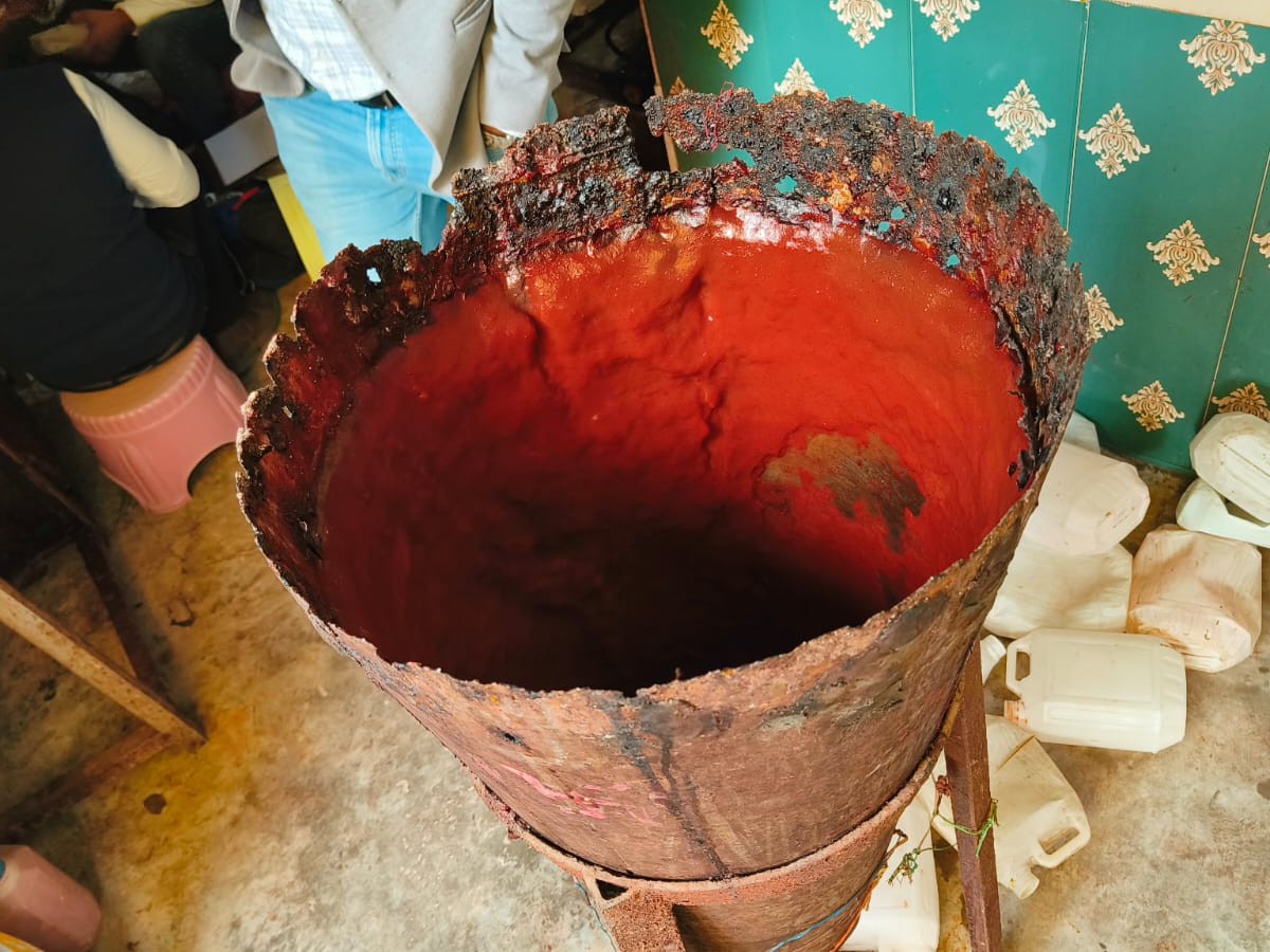 फरीदाबाद में कुछ इस तरह से बनाया जा रहा था रेड सॉस।