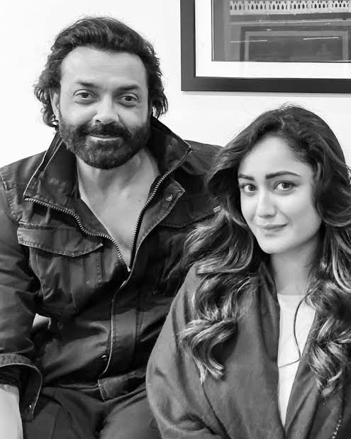 बॉबी देओल के साथ त्रिधा चौधरी वेब सीरीज आश्रम में काम कर चुकी हैं।