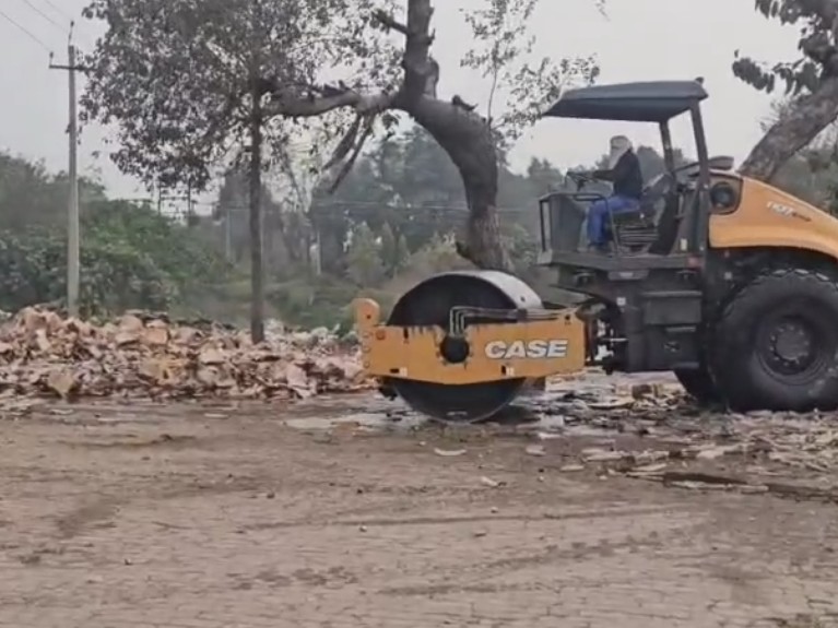 बुलडोजर से शराब को किया गया नष्ट