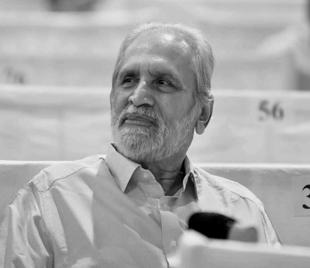 सुरेश कलमाड़ी राजनीति से पहले भारतीय वायुसेना में थे।