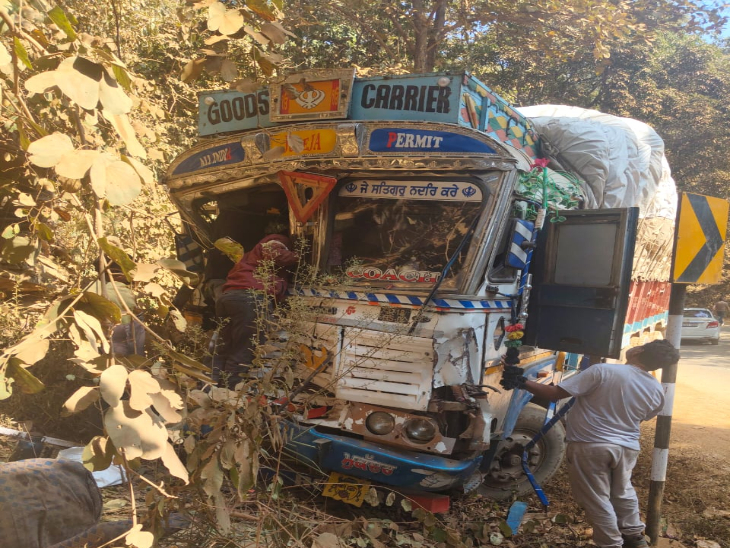 ट्रक का ब्रेक फेल हो गया था, जिस वजह से हादसा हुआ।