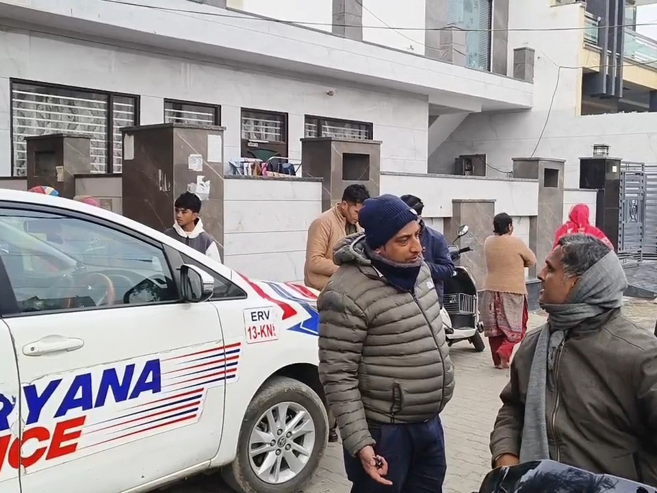 घटनास्थल पर जांच करती पुलिस।