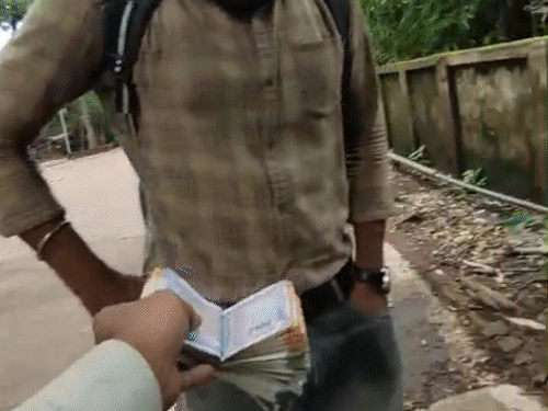 बार बार कमीशन देने से परेशान ठेकेदार ने पैसे देते वीडियो बना लिया।