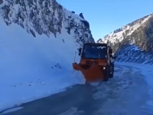 जम्मू-कश्मीर के पूंछ में मंगलवार सुबह सीमा सड़क संगठन (BRO) ने मशीनों की मदद से मुगल रोड से बर्फ हटाई।