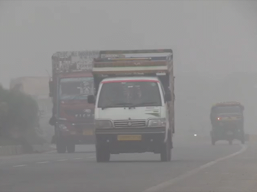 अलीगढ़ में घना कोहरा छाया रहा। इस वजह से हाईवे पर वाहनों की रफ्तार थमी नजर आई।