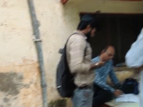 कैलकुलेटर से 10 प्रतिशत की गणना और पूरी रकम चुकाने की बातचीत हुई।