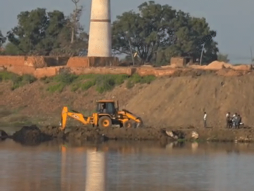 तस्वीर में दिख रहा निजी पुल और पीछे ईट भट्‌ठा।