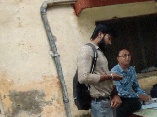 ठेकेदार ने पैसे देने का चुपके से वीडियो बना लिया था जो वायरल हो रहा है।