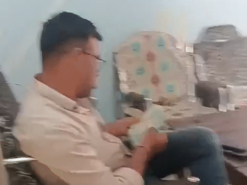 बिलासपुर में 1 लाख रुपए रिश्वत लेने का वीडियो वायरल हो रहा है। पुलिसकर्मी पैसे गिनते दिख रहा है।