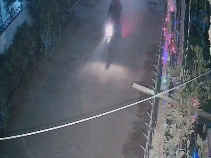 अमन अपनी पत्नी और बच्चे के साथ बाइक से जा रहा है। उसकी बाइक के पीछे अपराधी जाते दिख रहे हैं।