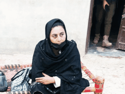 पाकिस्तान में गिरफ्तारी के बाद सरबजीत कौर की ये फोटो सामने आई थी।