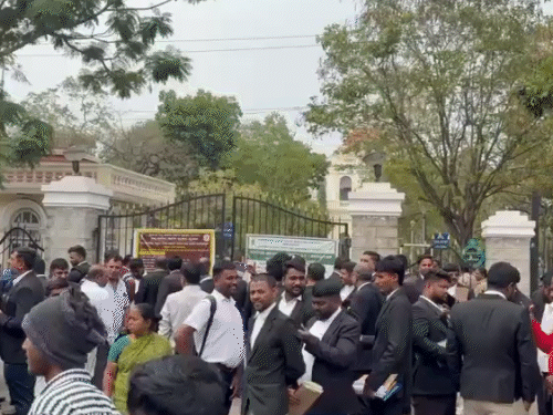 बम की धमकी के बाद कोर्ट परिसर को खाली कराया गया।