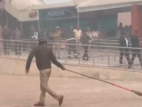 स्टेशन के बाहर संदिग्ध बैग को लागा गया। जहां जांच में कुछ भी विस्फोटक नहीं मिला।