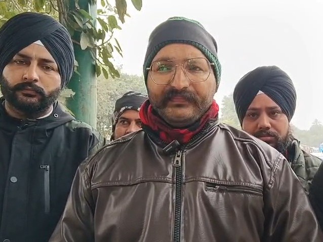 जानकारी देते कर्मचारी नेता हरजिंदर सिंह।