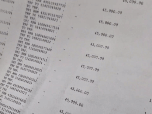 बैंक खाते से निकाली पैसों की स्टेटमेंट दिखाता पीड़ित।