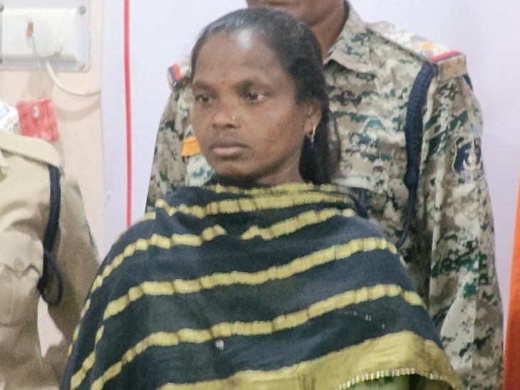 भूमिका उर्फ गीता 2005 से नक्सली संगठन से जुड़ी थी, जिसने धमतरी पुलिस के सामने सरेंडर किया है।