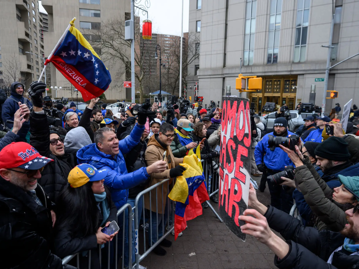 न्यूयॉर्क सिटी के मैनहैटन की फेडरल कोर्ट के बाहर जमा हुए प्रदर्शनकारी।