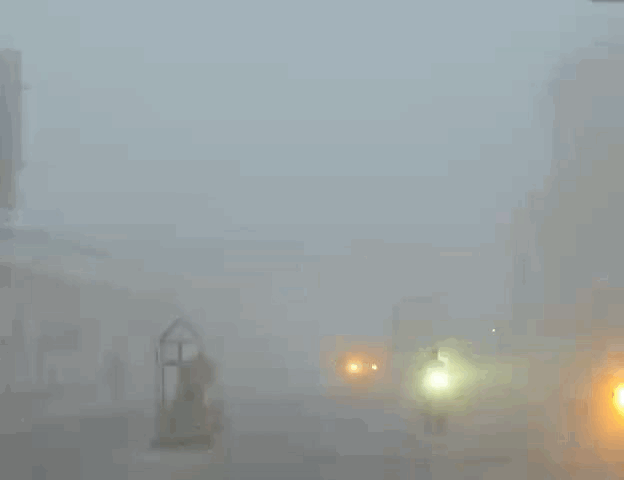 सुबह 10 बजे के बाद तक कोहरे का असर कम नहीं हुआ।