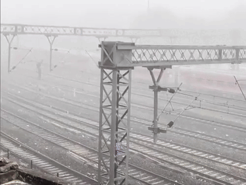 मौसम एक्सपर्ट के अनुसार आज राजस्थान में सीजन का सबसे घना कोहरा है। कोहरे के कारण अजमेर सहित कई शहरों में ट्रेनों की टाइमिंग पर भी असर हुआ है।