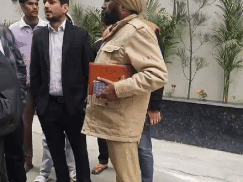 घटना स्थल पर जांच करने पहुंची पुलिस।