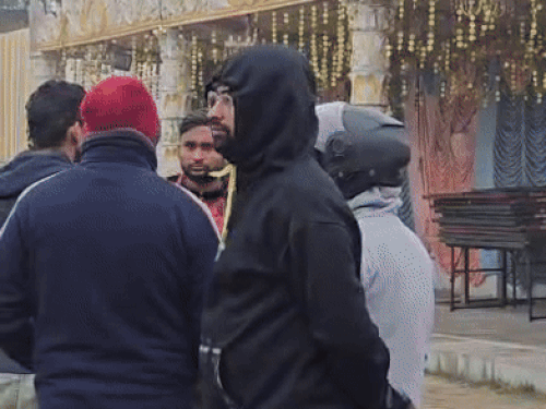 घटना के बाद आशीर्वाद गार्डन में पहुंचे रामकिशन के परिवार के लोग।