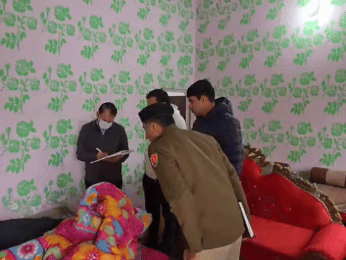 मृतक रामकिशन का गार्डन के कमरे में बेड पर शव मिला। इसके बाद पुलिस की टीमों ने मौके पर पहुंचकर जांच की।