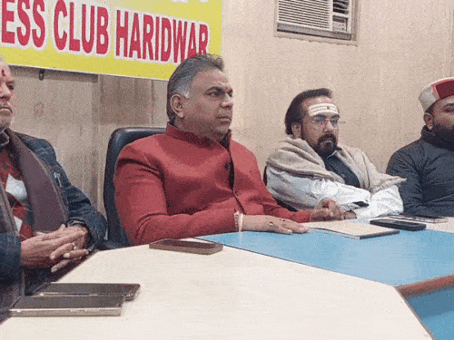 श्री गंगा सभा प्रेस कॉन्फ्रेंस करती हुई और सभा के अध्यक्ष नितिन गौतम जानकारी देते हुए।