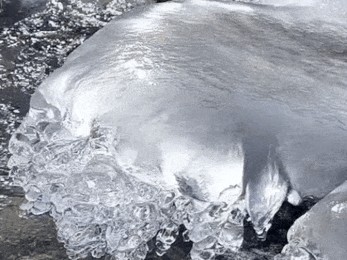 उत्तराखंड के उत्तरकाशी में मंगलवार सुबह तापमान माइनस 4 डिग्री पहुंच गया। यहां भागीरथी नदी का पानी जम गया।