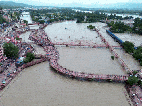 श्रीगंगा सभा के अधीन हरिद्वार के 52 घाट हैं।