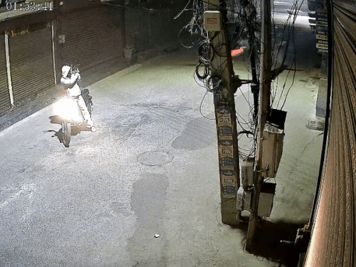 दुकान के बाहर गोलियां चलाते हुए आरोपी सीसीटीवी कैमरे में कैद। -