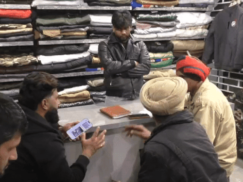 दुकानदार से जानकारी लेती हुई पुलिस।