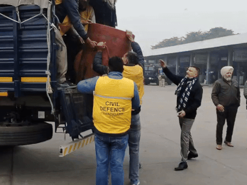 गाड़ी से बम को ले जाने के लिए ढोल को उतारती पुलिस।