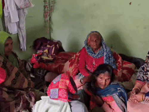 હત્યા પછી બીજા રૂમમાં બેઠેલી વૃદ્ધ માતા અને અન્ય મહિલાઓ.