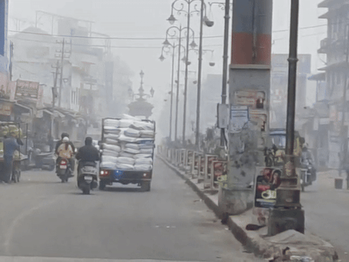 सीकर शहर में आज सुबह कोहरा छाने से विजिबिलिटी 50 मीटर से कम रही। ये नजारा सूरजपोल से स्टेशन रोड का है