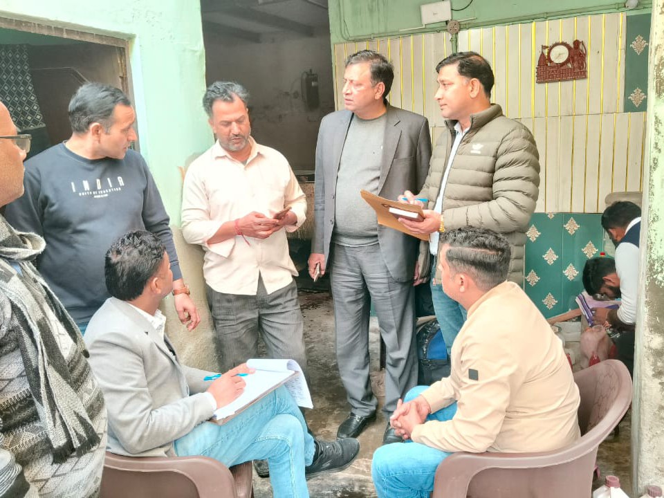 फरीदाबाद में सॉस बनाने की फैक्ट्री में जांच करती टीम।