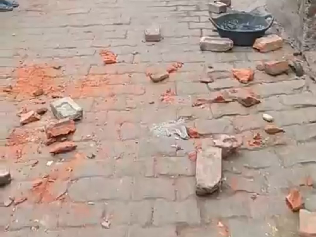 फरीदाबाद में दो पक्षों की झड़प के बाद गली में पड़ी ईंट।