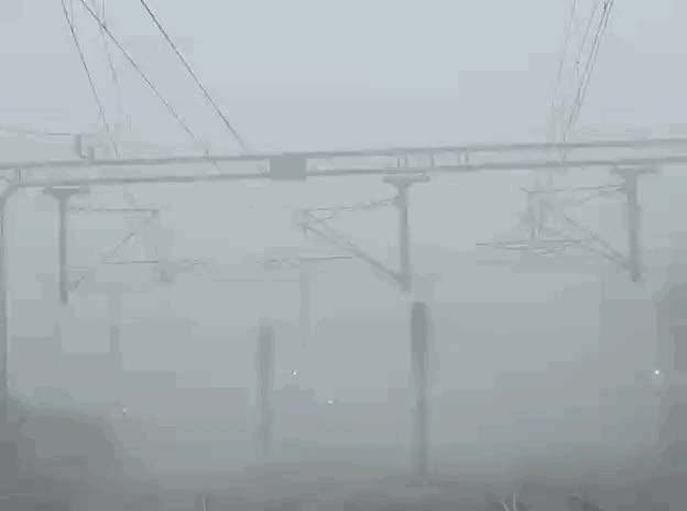 रेल्वे ट्रेक पर कोहरे ने रफ्तार को धीमा किया।