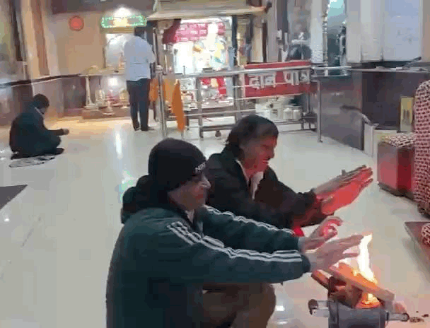 कोहरे से बचने के लिए अलाव जलाया गया।