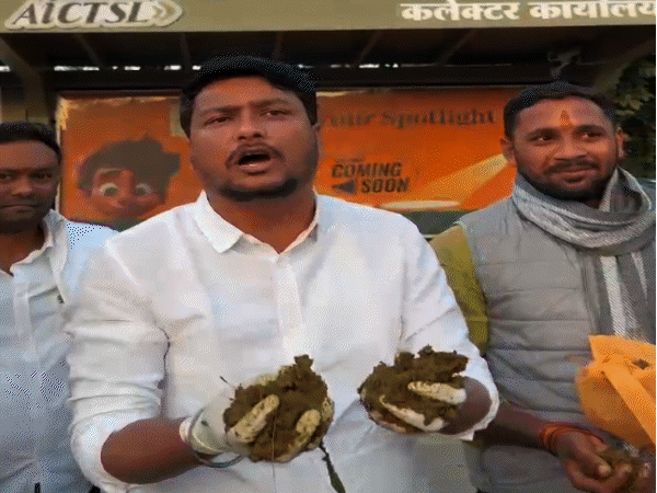 एनएसयूआई के प्रदेश अध्यक्ष आशुतोष चौकसे ने मेयर के फोटो पर गोबर फेंका।