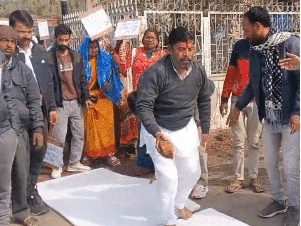 भाजपा पार्षद ने गंदे पानी के मुद्दे पर दंडवत यात्रा की।