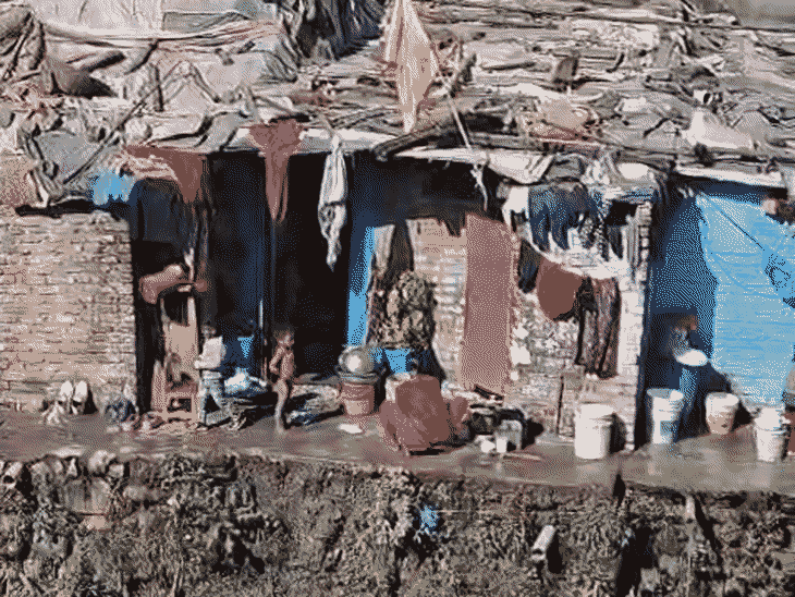 रिस्पना के किनारे कई जगह झुग्गी झोपड़ियां बना दी गई हैं।