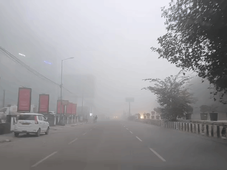 लखनऊ में मंगलवार सुबह-सुबह घना कोहरा छाया रहा। कई जगह विजिबिलिटी बहुत ही कम रिकॉर्ड की गई।