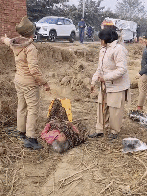 पुलिस ने महिलाओं को खदेड़ा।