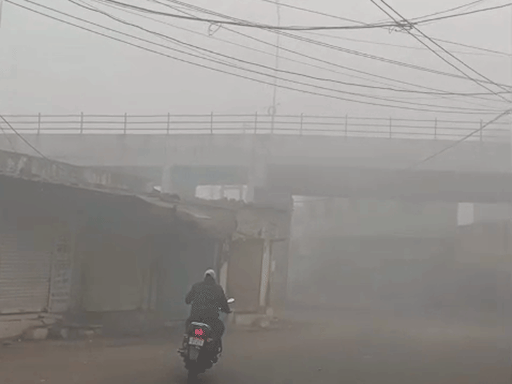 ठंड की वजह से सुबह से सड़कें खाली देखी गईं।