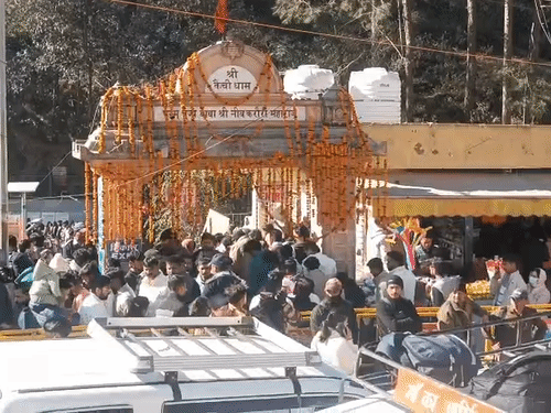 नीम करौली मंदिर के बाहर लगी भक्तों की भीड़।