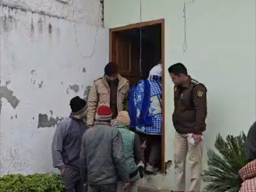 મેરેજ પેલેસના રૂમમાં તપાસ માટે પહોંચેલી પોલીસ.